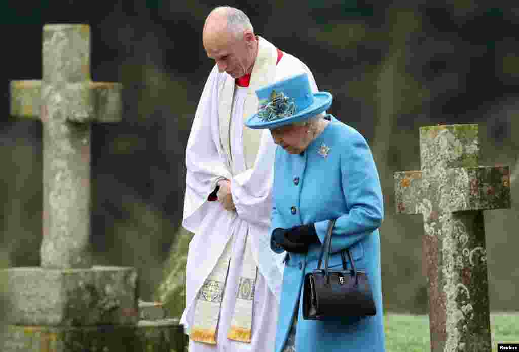 Britaniya - Kraliça Yelizaveta Müqəddəs Piter və Pol kilsəsində &nbsp;