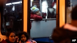 Una niña mira desde la ventana de un bus que fue enviado por el gobernador de Texas, Greg Abbott hacia Filadelfia el 16 de noviembre de 2022.