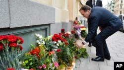 El premier sueco Stefan Lofven, deposita una corona de flores afuera de la Embajada de Francia en Estocolmo, el sábado 14 de noviembre de 2015.