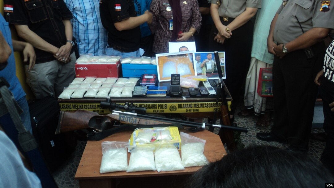 Barang bukti narkotika yang disita dari bagian kelompok jaringan internasional di Karanganyar, Solo (10/10). (VOA/Yudha Satriawan)