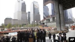 Le maire de New York, Michael Bloomberg, au centre, parlant à la presse à Ground Zero après l'annonce de l'élimination d'Oussama Ben Laden