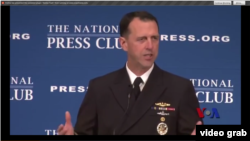 Le chef de la marine américaine, l'amiral John Richardson au National Press Club le 11 Janvier 2016 (VOA Video grab).