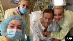 15 Eylül 2020 - Zehirlenen Rus muhalif siyasetçi Alexei Navalny Berlin'de tedavi gördüğü hastanede ailesiyle birlikte