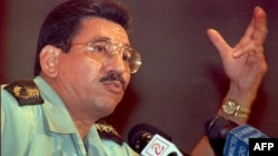 ARCHIVO - El jefe del ejército de Nicaragua, Humberto Ortega, hermano del expresidente nicaragüense Daniel Ortega, se dirige a una conferencia de prensa en Managua, Nicaragua, el 20 de diciembre de 1994.