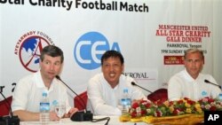 မဲန်ယူ ကစားသမားဟောင်း Denis Irwin (ဝဲ)၊ မြန်မာဘောလုံးအသင်းဥက္ကဋ္ဌ ဦးဇော်ဇော်(လယ်)၊ နှင့် Clayton Blackmore (ယာ) တို့အား All Star Charity ဘောလုံးပွဲ သတင်းစာရှင်းလင်း ပွဲတွင် တွေ့ရစဉ်။ (၀၄/၂၆/၁၃)