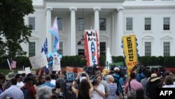 Les immigrants et les sympathisants manifestent lors d'un rassemblement en soutien aux "dreamers" devant la Maison Blanche, à Washington DC, le 5 septembre 2017.