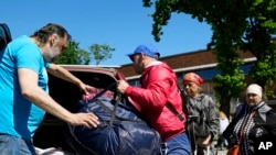 Una familia de Mariúpol llega a Estonia desde Rusia con ayuda de voluntarios a ambos lados de la frontera, en Narva, Estonia, el 16 de junio de 2022. 