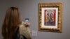 Una mujer toma fotografías de una ilustración para Romeo y Julieta de Salvador Dalí en la exposición "SalvArti, de las confiscaciones a las colecciones públicas", en Milán, Italia, el 3 de diciembre de 2024. REUTERS