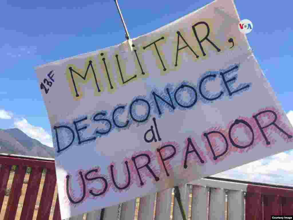 En Venezuela, militares desertores juraron lealtad ante el presidente encargado, Juan Guaidó, el sábado, mientras la multitud los alentaba para entregarse.