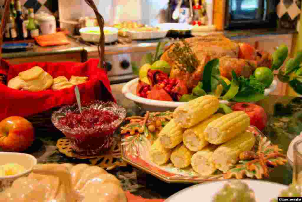 Beaucoup de mets sont servis. Les Américians fêtent la Thanksgiving généralement en famille.