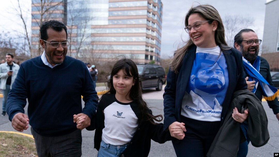 El líder de la oposición nicaragüense Félix Maradiaga se reúne con su esposa Berta Valle y su hija Alejandra, en Chantilly, Virginia, el jueves 9 de febrero de 2023.