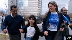 El líder opositor nicaragüense Félix Maradiaga se reúne con su esposa, Berta Valle, y su hija Alejandra, en Chantilly, Virginia, el jueves 9 de febrero de 2023. (Foto. AP/José Luis Magaña)