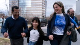 El líder opositor nicaragüense Félix Maradiaga se reúne con su esposa, Berta Valle, y su hija Alejandra, en Chantilly, Virginia, el jueves 9 de febrero de 2023. (Foto. AP/José Luis Magaña)