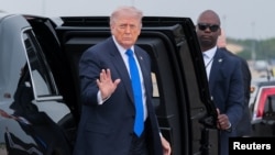 唐纳德·特朗普总统在马里兰州的安德鲁斯联合基地走向“空军一号”专机，准备前往佛罗里达州的棕榈滩国际机场。(2026年4月24日)