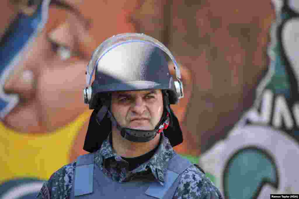 A Polícia de São Paulo a postos para qualquer situação fora do normal. O Campeonato Mundial de Futebol realiza-se entre 12 de Junho a 13 de Julho. Brasil 2014