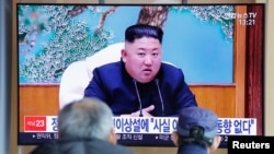 Người dân Seoul, Hàn Quốc, xem một chương trình truyền hình tin tức lãnh đạo Triều Tiên Kim Jong Un 21/4. Chính quyền Hàn Quốc đang tỏ ra thận trọng trước các tin đồn về sức khoẻ của ông Kim.