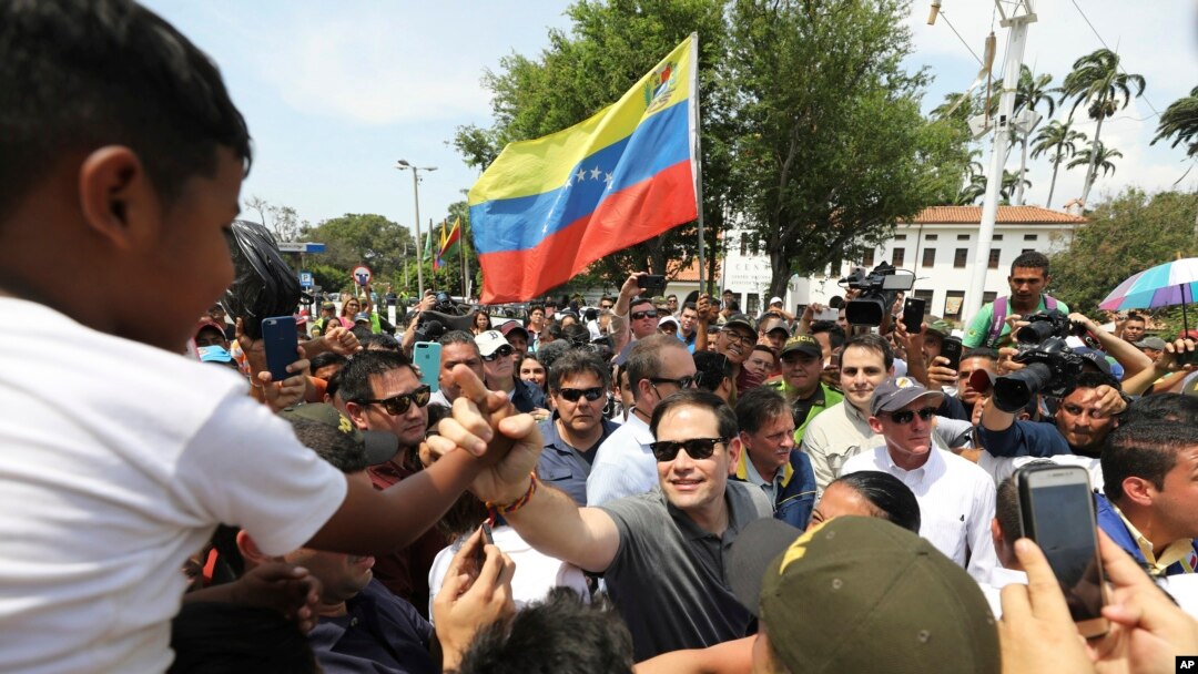 El senador de EE.UU., Marco Rubio, republicano por Florida, saluda a migrantes venezolanos cerca del puente internacional Simón Bolívar en la frontera colombo-venezolana. Cúcuta, Colombia, 17 de febrero de 2019.