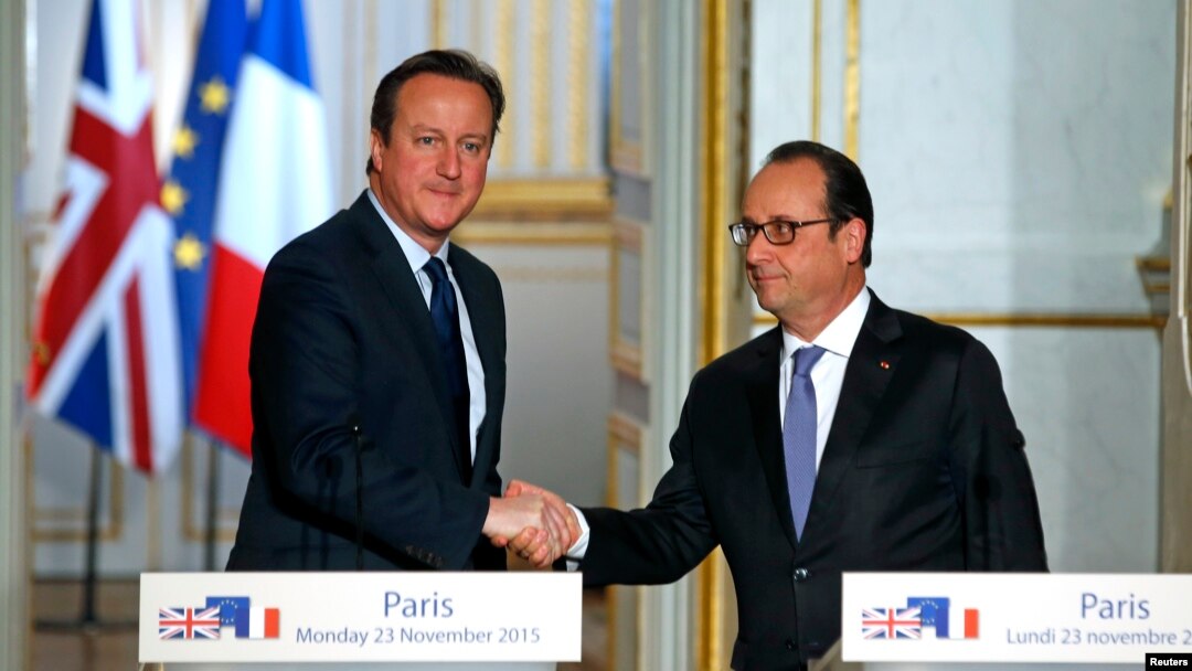 PM Inggris David Cameron (kiri) dan Presiden Perancis Francois Hollande saat memberikan konferensi pers bersama di istana Elysee, Paris hari Senin (23/11).