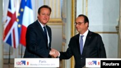 PM Inggris David Cameron (kiri) dan Presiden Perancis Francois Hollande saat memberikan konferensi pers bersama di istana Elysee, Paris hari Senin (23/11).