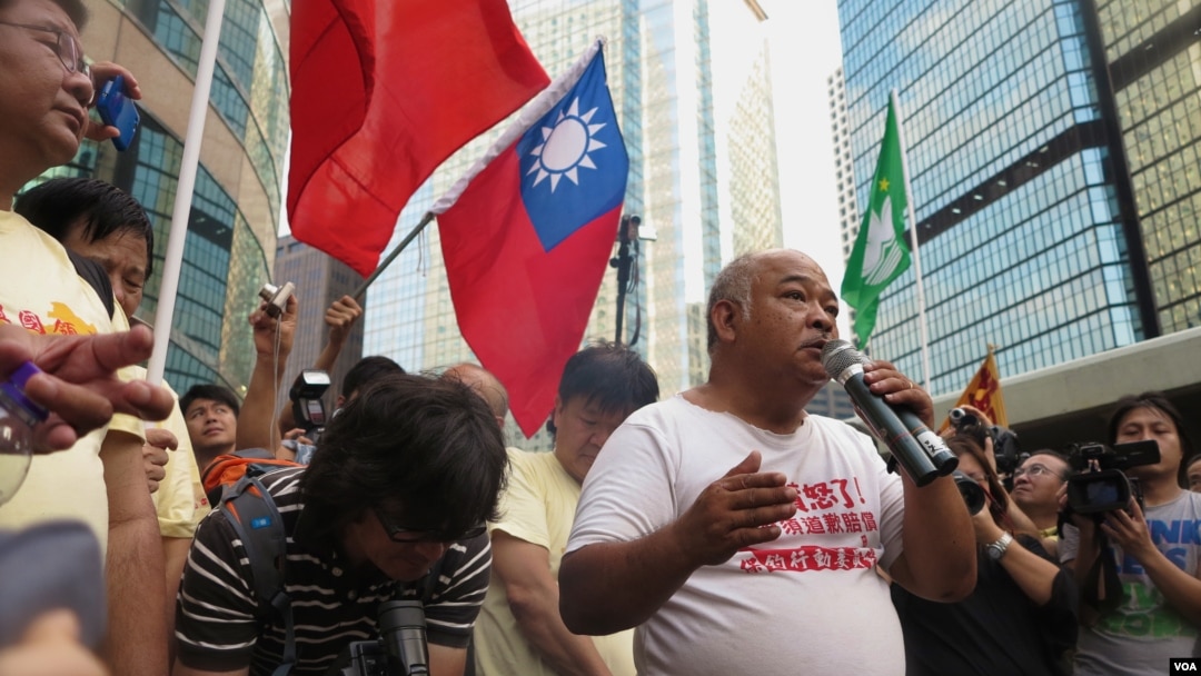 Tsang Kin-shing addresses the crowd after having set alight the Japanese flag during a protest rally in Hong Kong, September 16, 2012. (VOA - I. Broadhead)