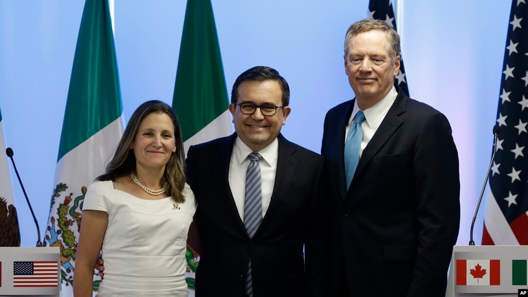 Canadian Foreign Affairs Minister Chrystia Freeland, from left, Mexico's Secretary of Economy Ildefonso Guajardo Villarreal, and U.S. Trade Representative Robert Lighthizer, pose at a press conference regarding the second round of NAFTA renegotiations in Mexico City, Sept. 5, 2017.