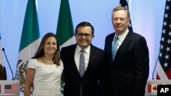 Canadian Foreign Affairs Minister Chrystia Freeland, from left, Mexico's Secretary of Economy Ildefonso Guajardo Villarreal, and U.S. Trade Representative Robert Lighthizer, pose at a press conference regarding the second round of NAFTA renegotiations in Mexico City, Sept. 5, 2017.