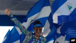 En esta fotografía de archivo del 5 de septiembre de 2018, la primera dama y vicepresidenta de Nicaragua Rosario Murillo saluda a la multitud durante un mitin en Managua, Nicaragua.
