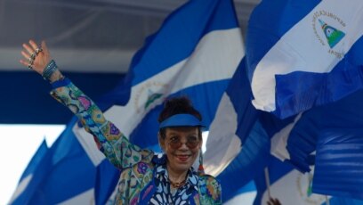 La Primera Dama y Vicepresidenta de Nicaragua, Rosario Murillo, saluda a la multitud durante un mitin en Managua, Nicaragua. [Archivo/AFP]