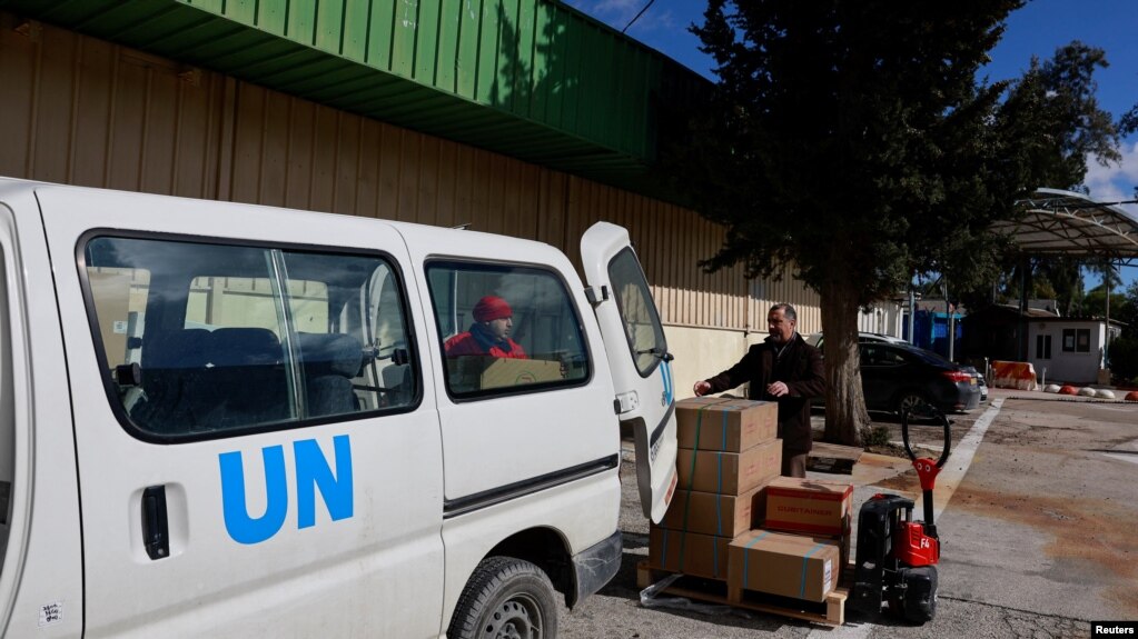 联合国近东巴勒斯坦难民救济和工程处(UNRWA)的工作人员2024年1月30日在约旦河西岸装运人道救援物资。（路透社）(photo:VOA)