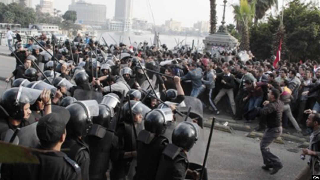 Para demonstran anti pemerintah bentrok dengan para polisi dalam unjuk rasa di Kairo, 25 Januari 2011.