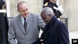 L'ancien président du Bénin, Mathieu Kérékou et l'ancien président français Jacques Chirac, à l'Élysée, Paris, le 25 novembre 2005.