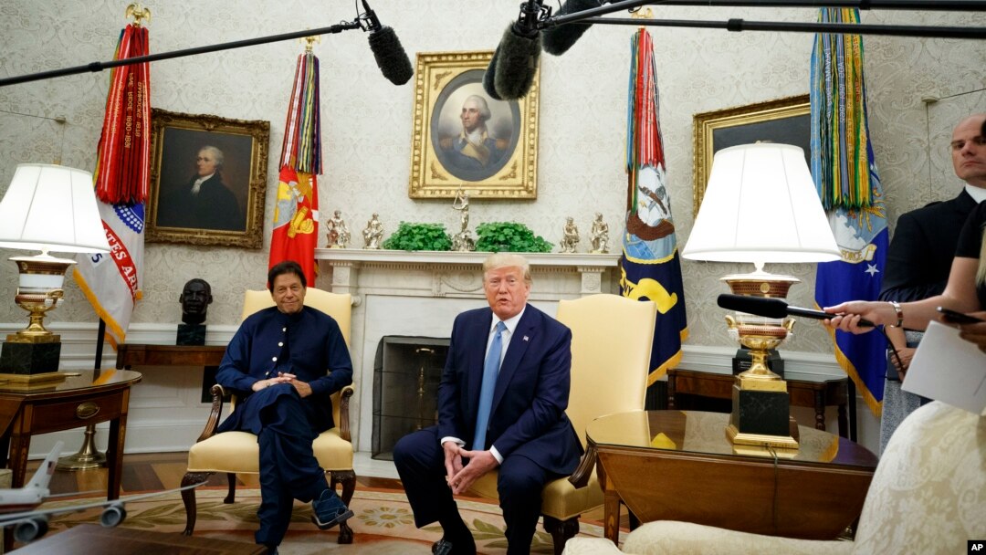 عمران خان په واشنگټن کې د صدر ډانلډ ټرمپ سره په خب‏ري غونډه کې په پاکستاني مطبوعاتو د قدغنونو خبره رد کړې وه