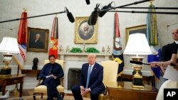 صدر ټرمپ او عمران خان د گل، دوشنبې، په ورځ په وایټ هاوس کې خبري غونډه کې خبرې وکړې