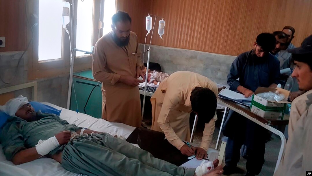 A victim in a bus accident is treated at a hospital in Chilas, northwest Pakistan, Sunday, Sept. 22, 2019. بریندارێکی رووداوی ئوتوبوس له‌ نه‌خۆشخانه‌ی چیلاس، یه‌کشه‌مه‌، 22ی سێپتامبری 2019ی زاینی