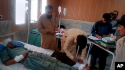 A victim in a bus accident is treated at a hospital in Chilas, northwest Pakistan, Sunday, Sept. 22, 2019. بریندارێکی رووداوی ئوتوبوس له‌ نه‌خۆشخانه‌ی چیلاس، یه‌کشه‌مه‌، 22ی سێپتامبری 2019ی زاینی