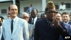 Jacques Chirac et Mobutu Sese Seko à Kinshasa, RDC (Zaïre), le 17 juillet 1985.