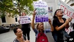 Para perempuan berdemo menuntut legalisasi aborsi, di luar Majelis Konstitusi Venezuela, di Caracas, Venezuela, 20 Juni 2018.