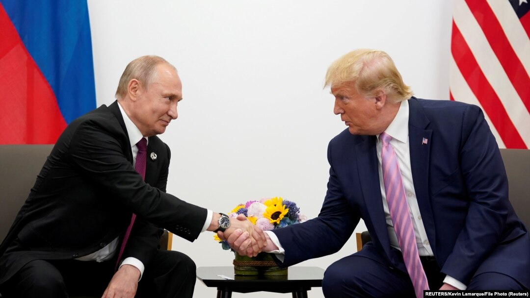 Vladimir Putin i Donald Trump tokom susreta na Samitu G20 u Osaki; arhivska fotografija (Foto: REUTERS/Kevin Lamarque/File Photo)