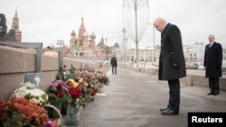 Британский политик Борис Джонсон на месте гибели Бориса Немцова. Архивное фото.
