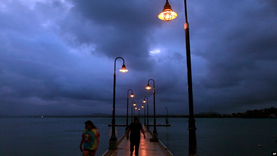 Mendung menggantung di Naguabo, Puerto Rico (27/8). Prakiraan cuaca menyebutkan bahwa badai tropis Erika akan menghantam lokasi ini, Jumat (28/8).