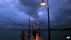 Mendung menggantung di Naguabo, Puerto Rico (27/8). Prakiraan cuaca menyebutkan bahwa badai tropis Erika akan menghantam lokasi ini, Jumat (28/8).