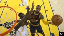 LeBron James contre Golden State, le 2 juin 2016 à Oakland, Californie. (Ezra Shaw, Getty Images via AP, Pool)