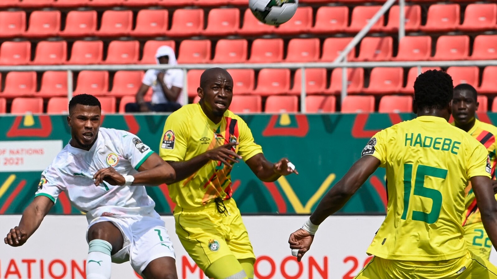 L'attaquant sénégalais Keita Balde (à gauche) rivalise avec le défenseur zimbabwéen Gerald Takwara (2e à gauche) lors du match de football du groupe B de la Coupe d'Afrique des nations (CAN) 2021 entre le Sénégal et le Zimbabwe au stade de Kouekong à Bafo
