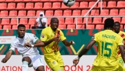 L'attaquant sénégalais Keita Balde (à gauche) rivalise avec le défenseur zimbabwéen Gerald Takwara (2e à gauche) lors du match de football du groupe B de la Coupe d'Afrique des nations (CAN) 2021 entre le Sénégal et le Zimbabwe au stade de Kouekong à Bafo