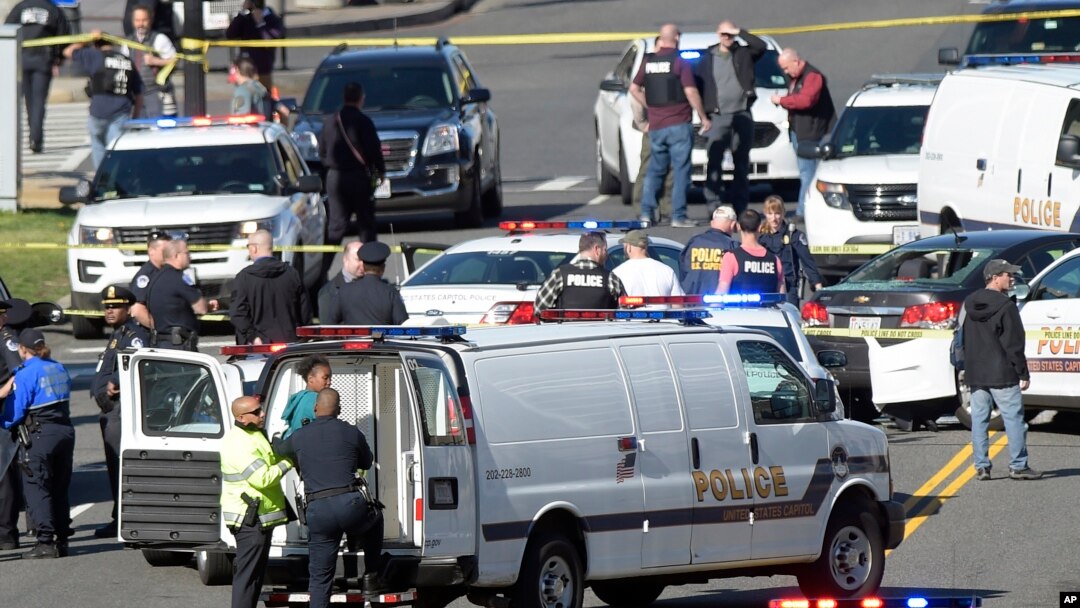 Polisi Washington DC tampak mengamankan seorang perempuan setelah menabrakkan mobilnya ke arah mobil polisi di Gedung Capitol, Rabu (29/3).