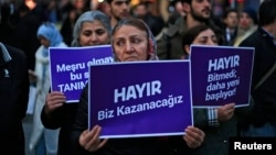 Des militants pour le vote du 'NON' ("Hayir" en turc) lors d'une manifestation à Istanbul, le 21 avril 2017. 