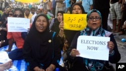 Pendukung mantan presiden Mohamed Nasheed menggelar aksi protes atas dibatalkannya pemilu ulang di Male, Maladewa, Sabtu (19/10).