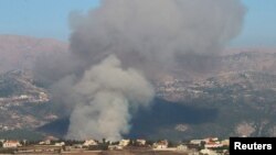 Asap mengepul dari wilayah timur Khiam dalam foto yang diambil dari Marjayoun, yang terletak di dekat area perbatasan antara Lebanon dan Israel, pada 9 Agustus 2024. (Foto: Reuters/Karamallah Daher)