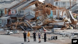 Rescatistas realizan búsqueda después del huracán Michael en México Beach, Florida, el jueves 11 de octubre de 2018. 