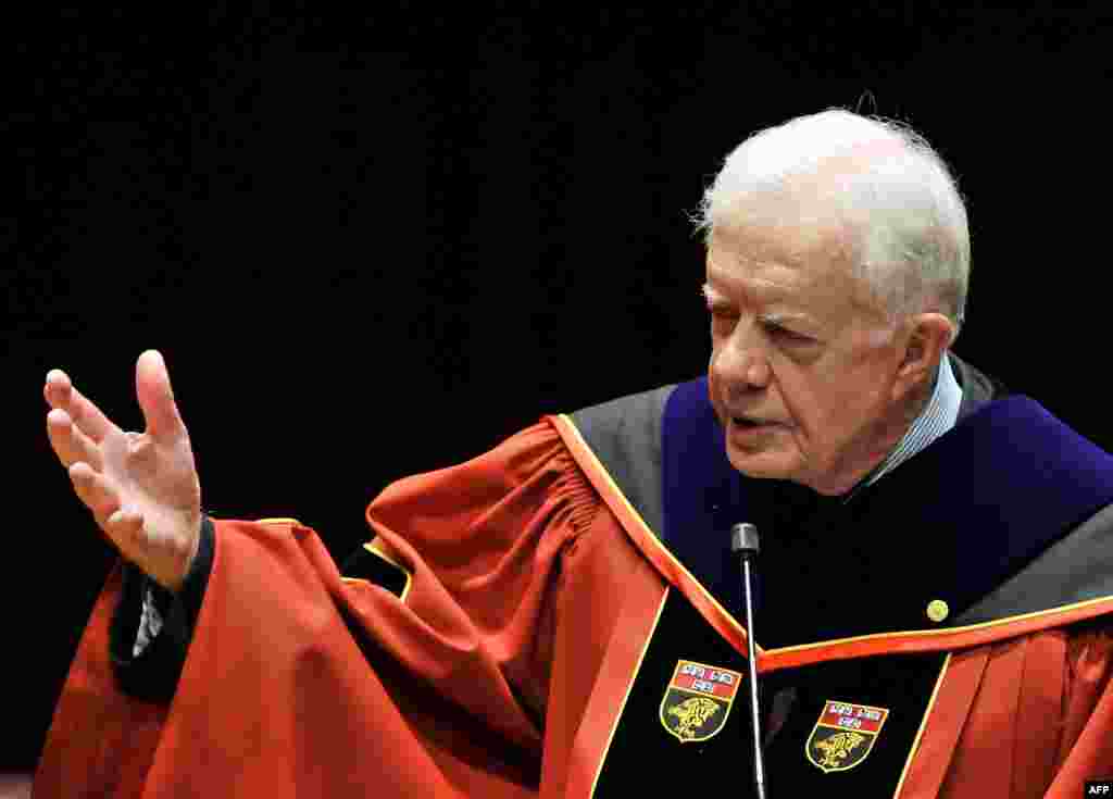 Jimmy Carter prononce un discours après avoir reçu un doctorat honorifique de l'Université de Corée à Séoul, le 23 mars 2010. (Jung Yeon-je / AFP)